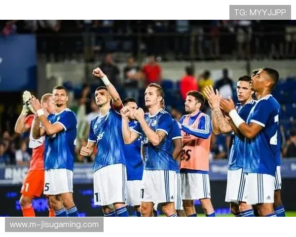 斯特拉斯堡球迷抗议判罚,比赛中断五分钟后续恢复 斯特拉斯堡球迷抗议判罚,比赛中断五分钟后续恢复