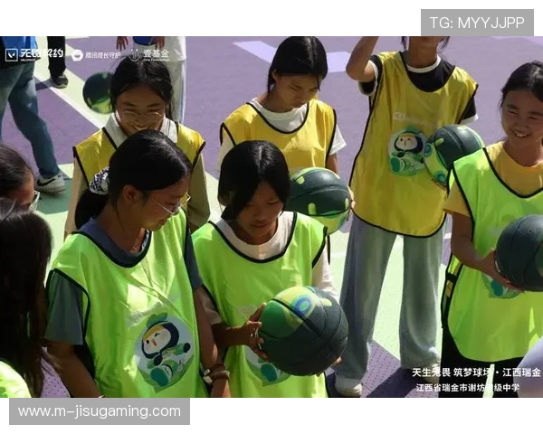 呈贡文体中心青少年摔跤锦标赛现场，观众呐喊声交织成沸腾赛场交响乐